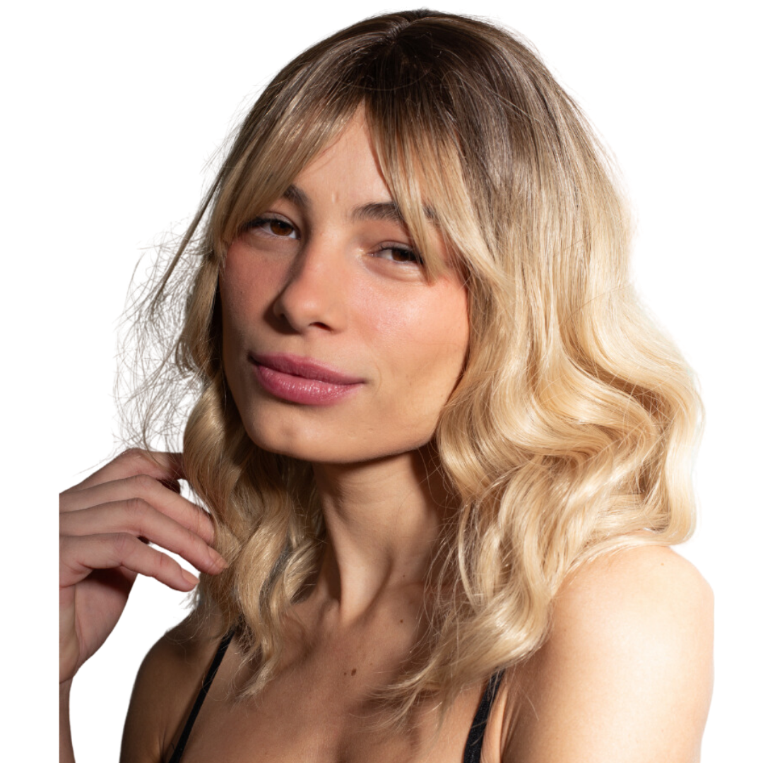 Short Wavy Blonde Hair with Bangs - Lívia