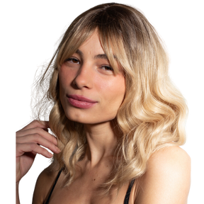 Short Wavy Blonde Hair with Bangs - Lívia