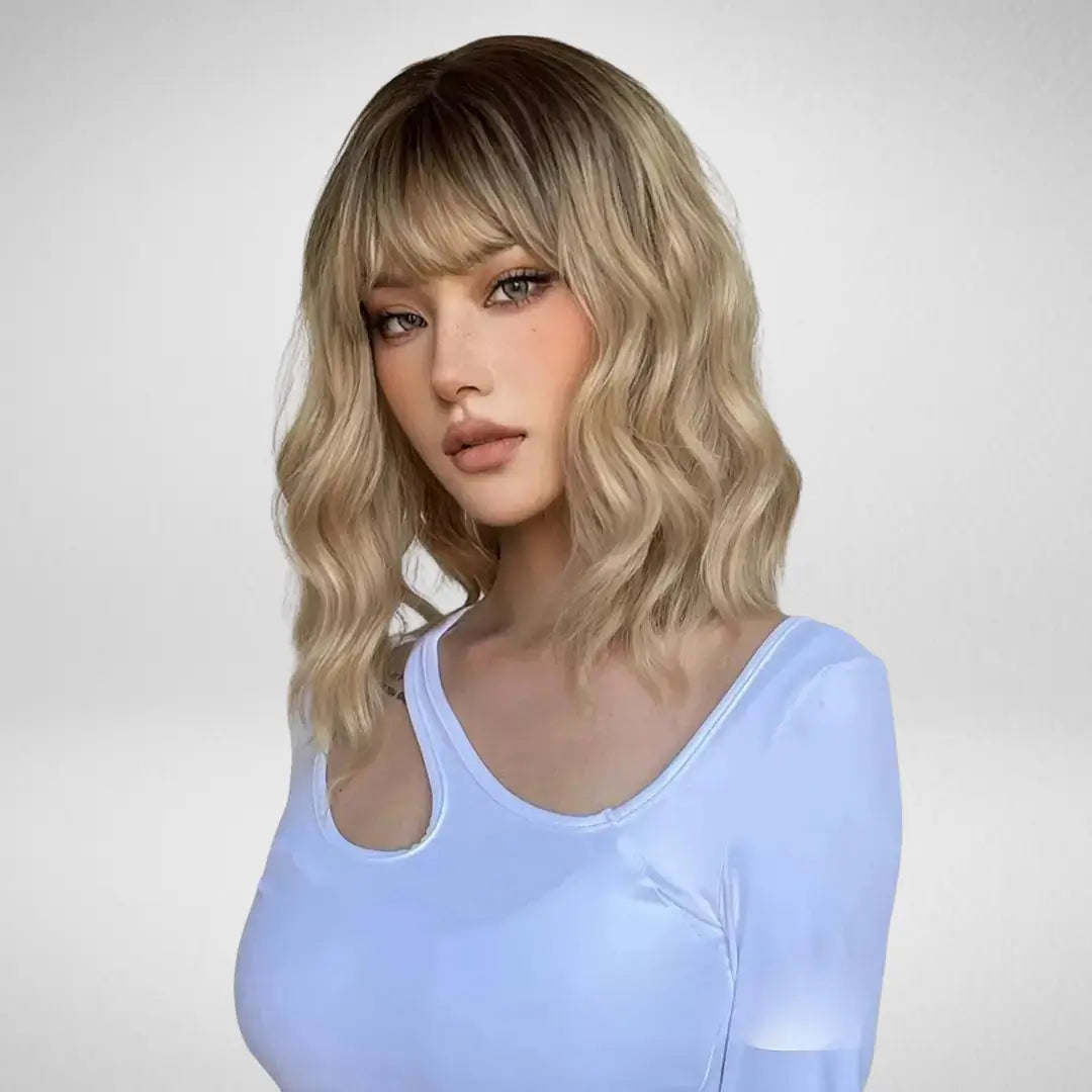 Short Wavy Blonde Hair with Bangs - Lívia